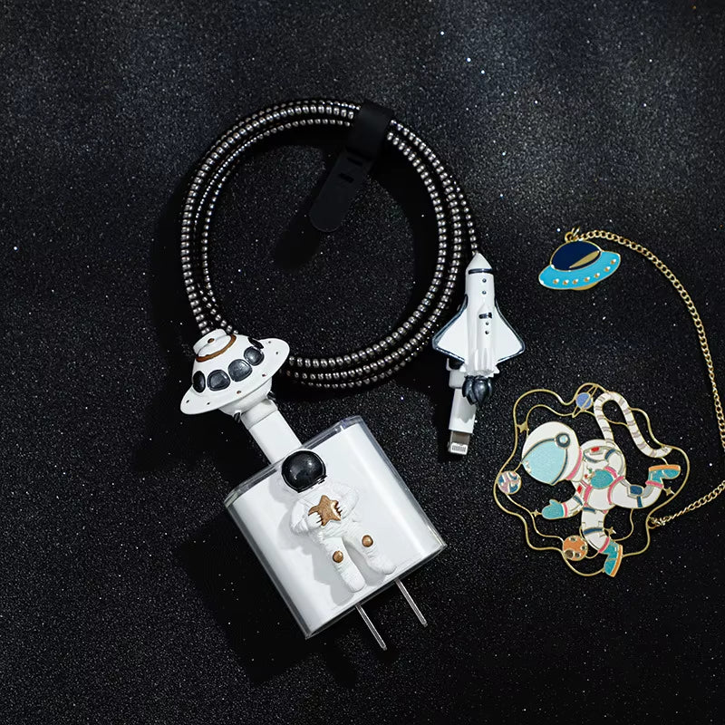 3D Astronaut Cable Organiser for Iphone 15 14 13 12 11 18W 20W Charger Protector De Cargador Management Kits Bear Cord Organizer